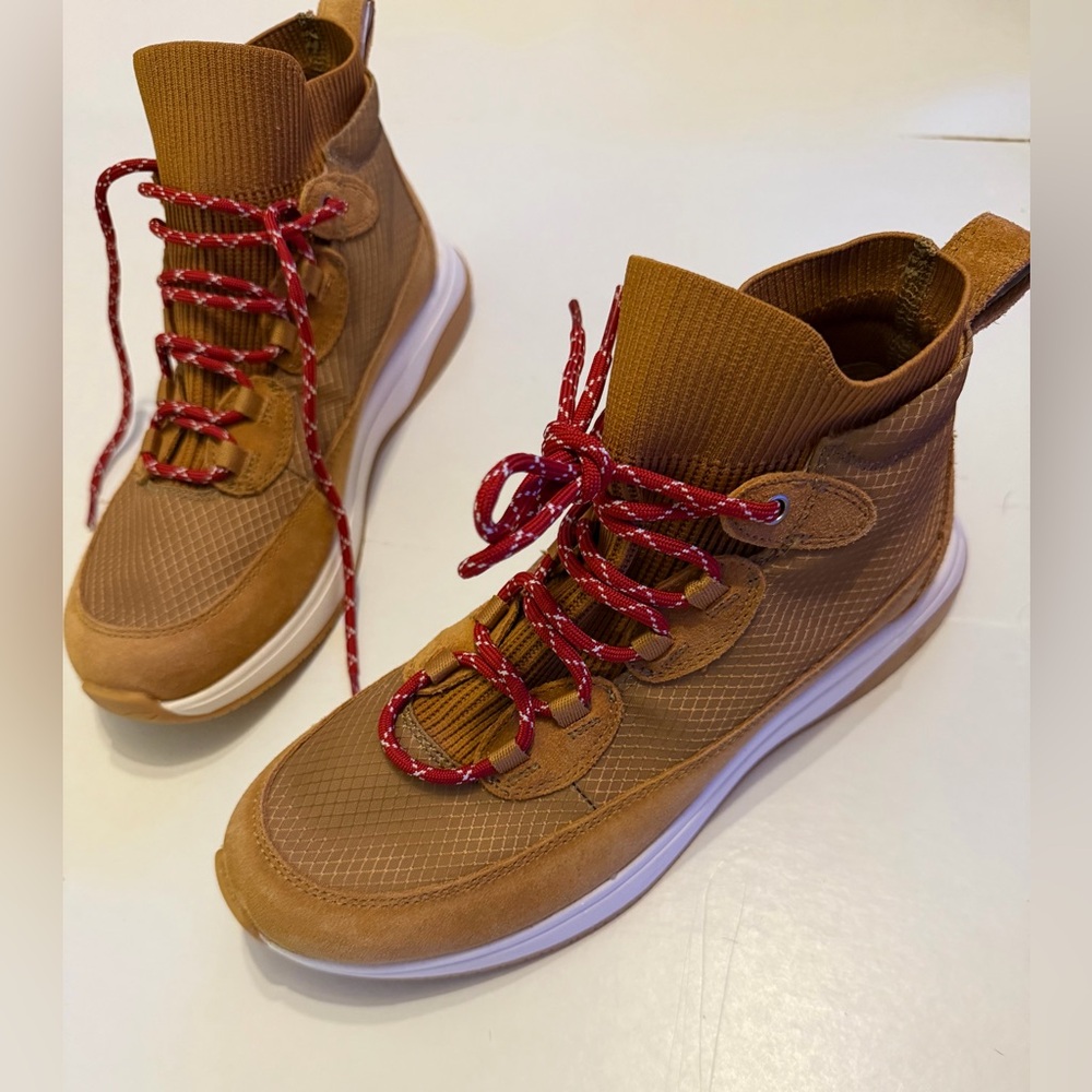 NEW Nurture Response 7.5 brown sneaker boots